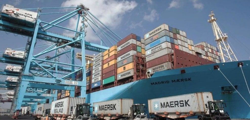 Descarga del buque Madrid Maersk